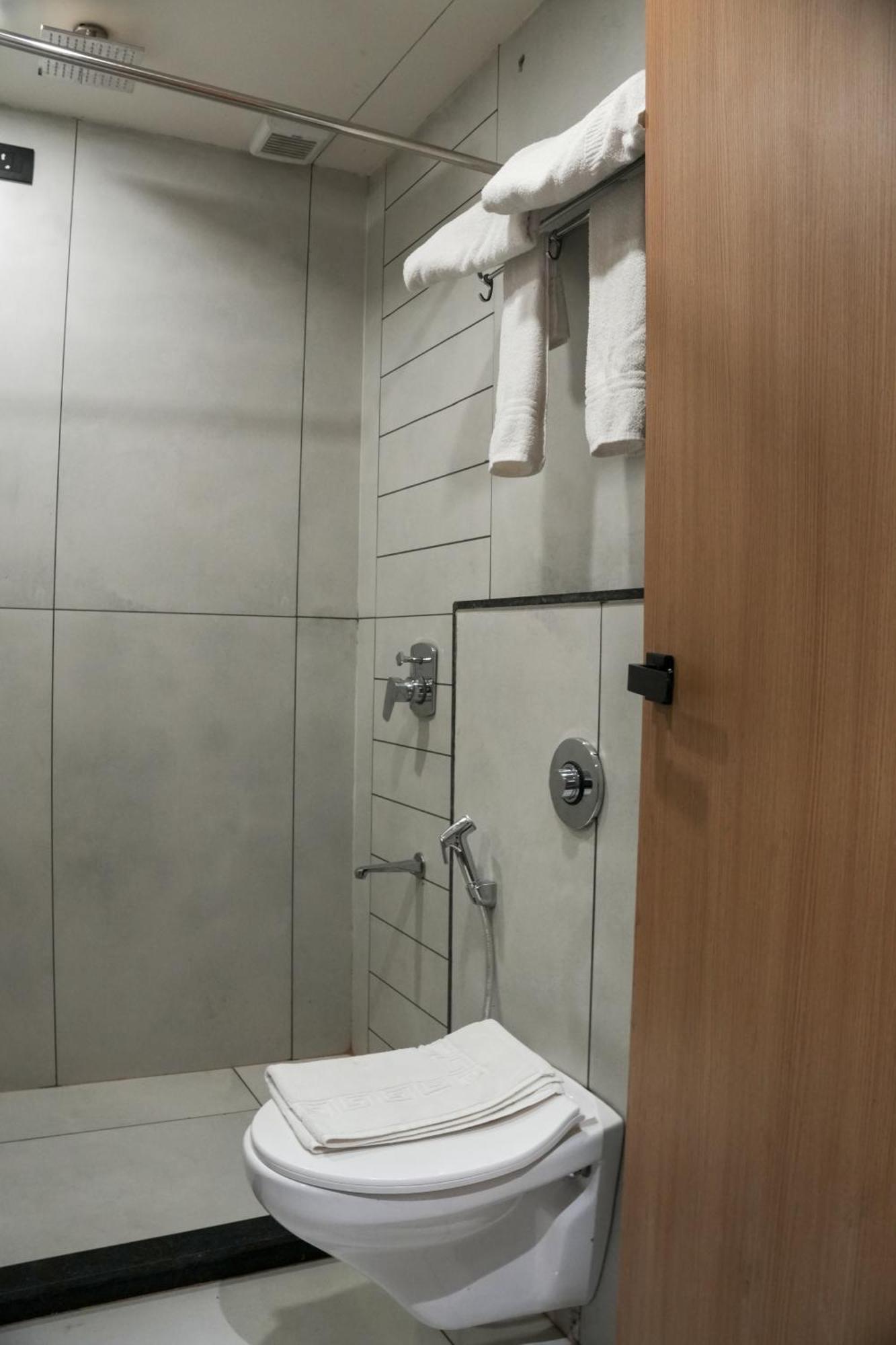 Vits Roccia Hill Resort And Adventure Park, Navapur Songadh Екстериор снимка